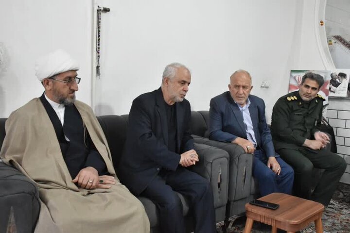 مشاور رئیسجمهور در امور ایثارگران با خانواده شهید «حسنوند» دیدار کرد