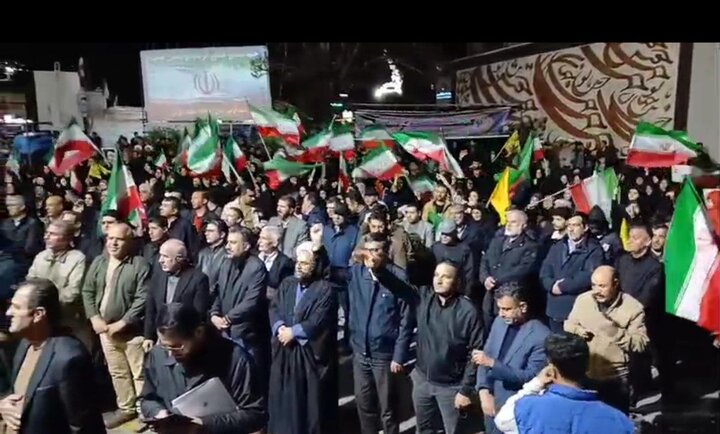 تداوم تجمع شبانه مردم سنندج در حمایت از انقلاب اسلامی ایران