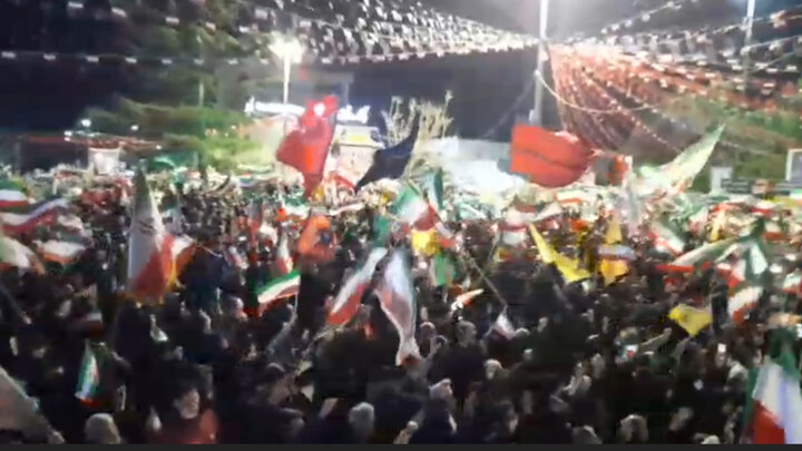 باران هم حریف حضور مردم گرگان نشد؛ میدان همچنان پرشور ماند