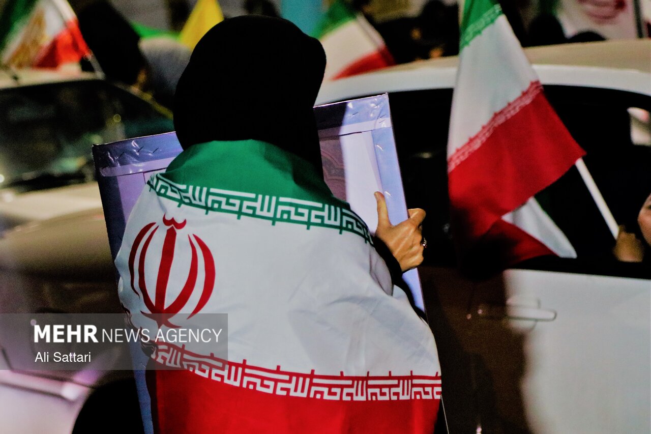 اجتماع شبانه مردم بندرعباس در حمایت از نظام اسلامی