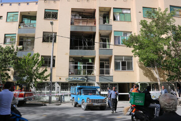 نجات ۳۶ نفر از مجتمع مسکونی منفجر شده در ملک شهر؛ مکانیکی دچار حریق شد