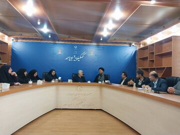 تشکیل زنجیره شقایق‌های دنا به یاد دختران شهید مدرسه شجره طیبه میناب