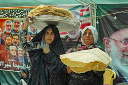 زنان کوار با پخت نان سنتی، همراه رزمندگان اسلام شدند