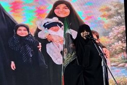 مادر ۸ شهید جنگ رمضان: ما سنگر خیابان را حفظ می کنیم