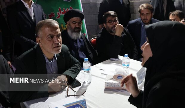 فرماندار بهارستان: میز خدمت ادارات در تجمعات مردمی برپا می‌شود