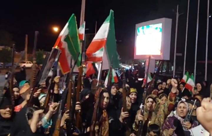 حضور بانوان عشایر برنو به دست در تجمع مردمی شهر خرامه