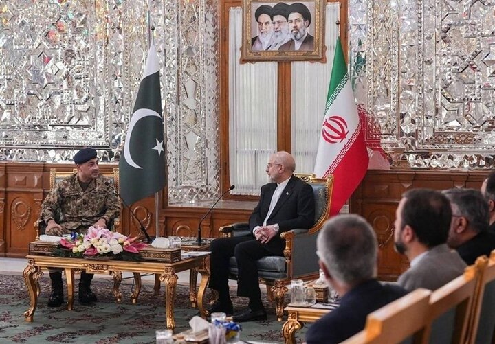 قاليباف يستقبل قائد الجيش الباكستاني