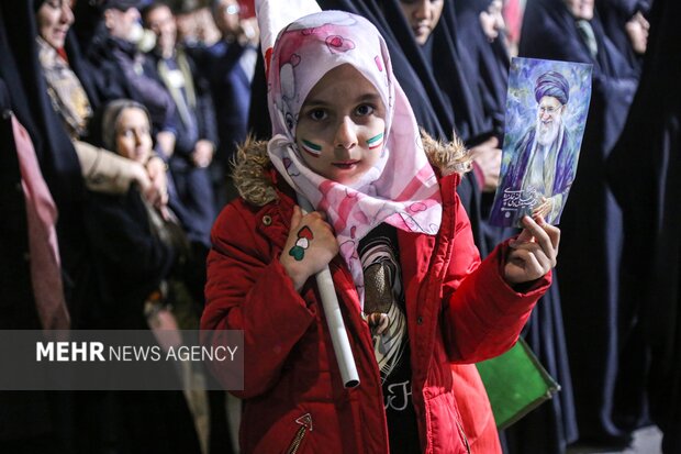 دستهایکوچک و پرچمهایبزرگ؛کودکان چگونهشبهای ایران راتجربه میکنند
