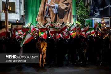 رغم وقف إطلاق النار.. الشعب لايزال يستمر الحضور في الشارع دعما للجمهورية الاسلامية