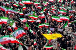 ڕێپێوانی سەرەنجڕاکێشی کچانی گیانفیدای ئێران لە تاران