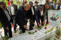 روایت خبرنگار مهر از حضور جامعه یهودیان شیراز بر مزار شهدای جنگ رمضان