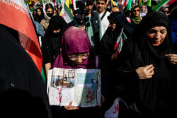 بالفيديو والصور..اجتماع "البنات الفدائيات لايران"؛ استعراض القوة والتأكيد على الدفاع عن الوطن