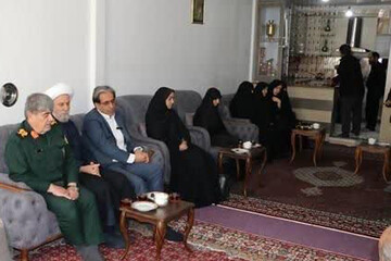 دیدار معاون سیاسی اجتماعی استاندار آذربایجان شرقی با خانواده شهدای جنگ