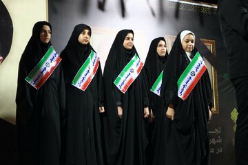 اجرای سرود ایران توسط دانش آموزان فومنی در تجمع شبانه