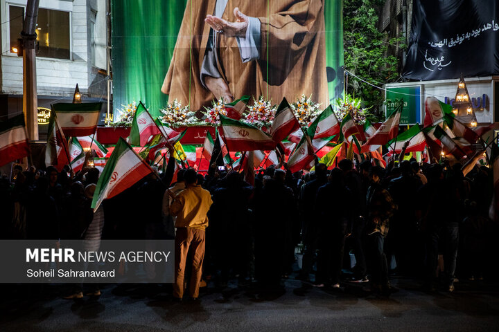 رغم وقف إطلاق النار.. الشعب لايزال يستمر الحضور في الشارع دعما للجمهورية الاسلامية