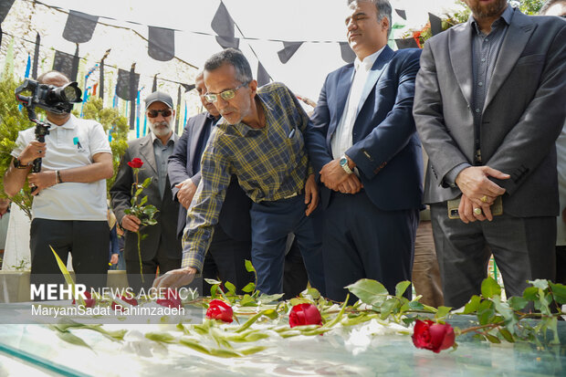 گلباران قبور شهدای جنگ رمضان توسط کلیمی های شیراز