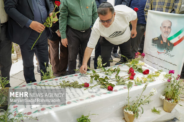 گلباران قبور شهدای جنگ رمضان توسط کلیمی های شیراز