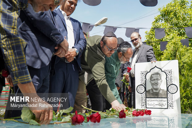 گلباران قبور شهدای جنگ رمضان توسط کلیمی های شیراز