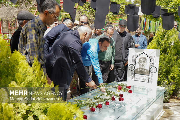 گلباران قبور شهدای جنگ رمضان توسط کلیمی های شیراز