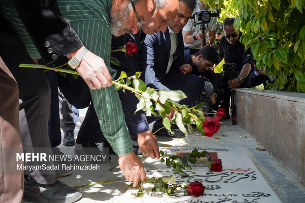 گلباران قبور شهدای جنگ رمضان توسط کلیمی های شیراز
