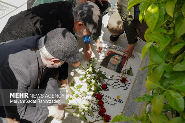 گلباران قبور شهدای جنگ رمضان توسط کلیمی های شیراز