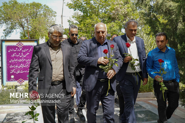 گلباران قبور شهدای جنگ رمضان توسط کلیمی های شیراز