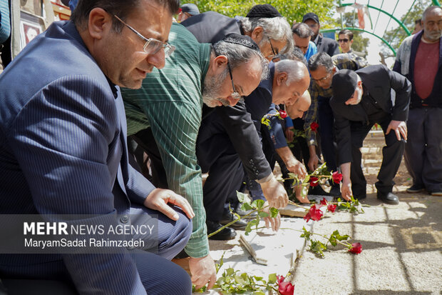 گلباران قبور شهدای جنگ رمضان توسط کلیمی های شیراز
