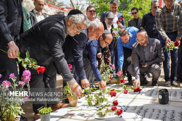 گلباران قبور شهدای جنگ رمضان توسط کلیمی های شیراز