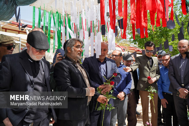 گلباران قبور شهدای جنگ رمضان توسط کلیمی های شیراز