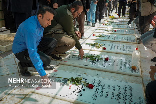 گلباران قبور شهدای جنگ رمضان توسط کلیمی های شیراز