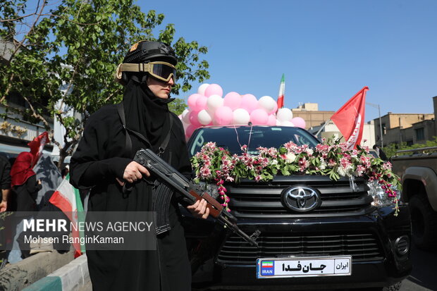 دختران ایران به دفاع از ایران ادامه خواند داد
