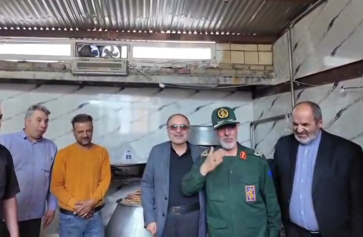 بازدید فرمانده سپاه عاشورا از مرکز پیشتیبانی مردمی جنگ تحمیلی سوم