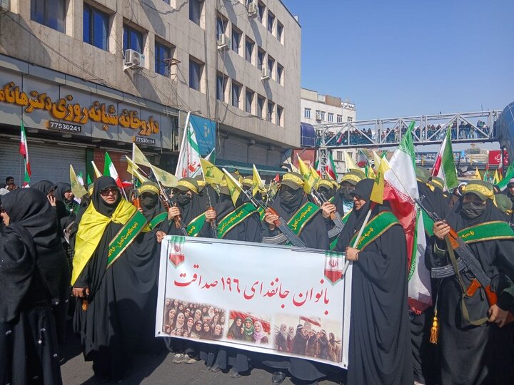 حضور زنان و دختران با اسلحه های مختلف جنگی در راهپیمایی دختران جانفدا