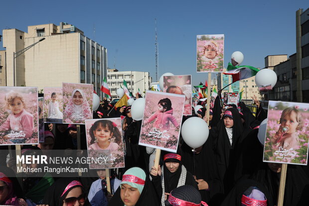 Iranian girls rally for homeland