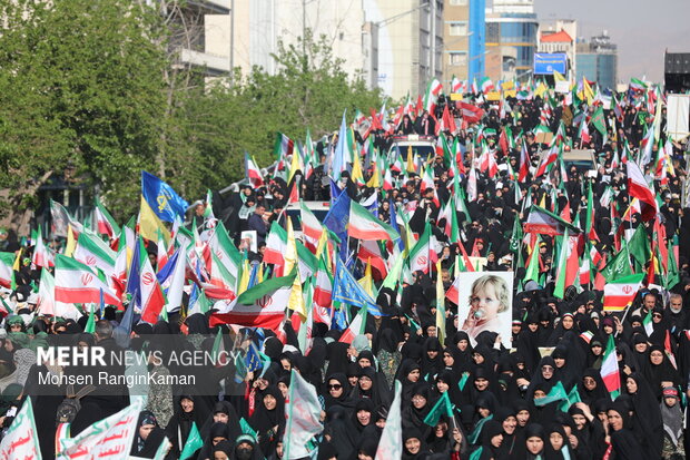 "دختران جان فدائے ایران" ریلی میں ہزاروں لڑکیوں کی پرجوش شرکت+ ویڈیو، تصاویر