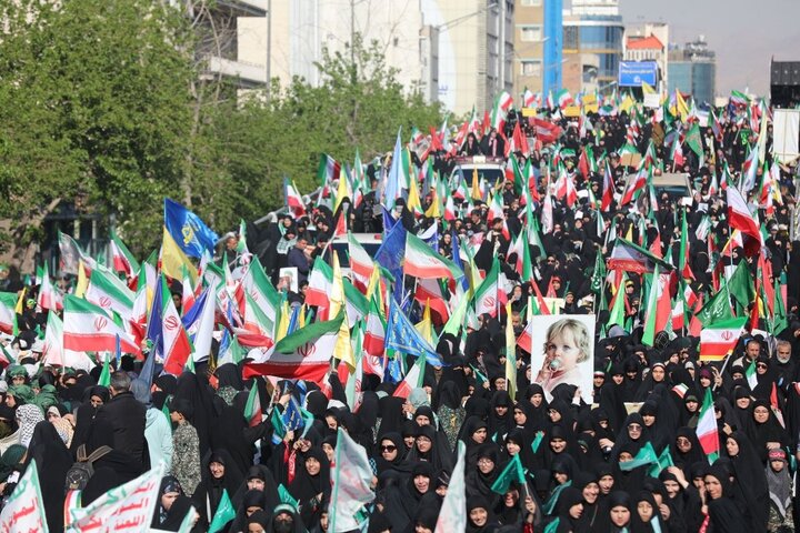Iranian girls rally for homeland
