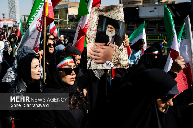 ڕێپێوانی سەرەنجڕاکێشی کچانی گیانفیدای ئێران لە تاران