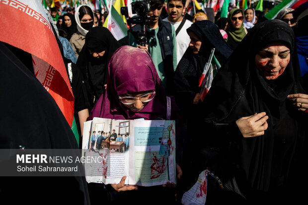بالفيديو والصور..اجتماع "البنات الفدائيات لايران"؛ استعراض القوة والتأكيد على الدفاع عن الوطن
