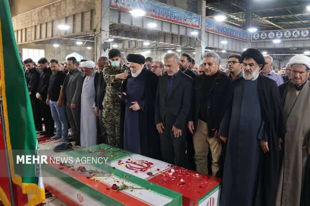 پیکر دوشهید والامقام «مرادی» و «فریاد» بر دستان مردم بهارستان تشییع شد