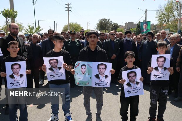 پیکر دوشهید والامقام «مرادی» و «فریاد» بر دستان مردم بهارستان تشییع شد