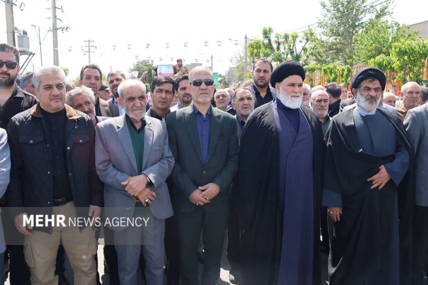 پیکر دوشهید والامقام «مرادی» و «فریاد» بر دستان مردم بهارستان تشییع شد