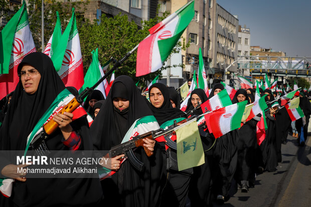 Tahran'da kızlar için “İran’a Can Feda” etkinliği yapıldı
