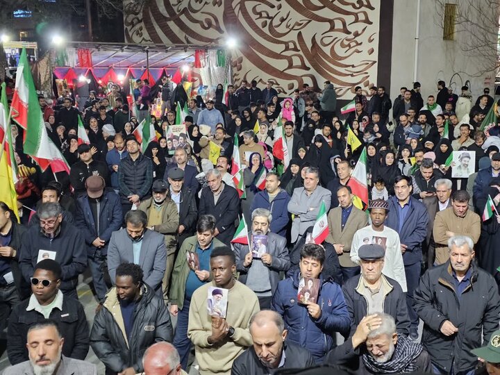 یکدلی مردم سنندج در حمایت از وطن و حضور شبانه در میدان آزادی شهر