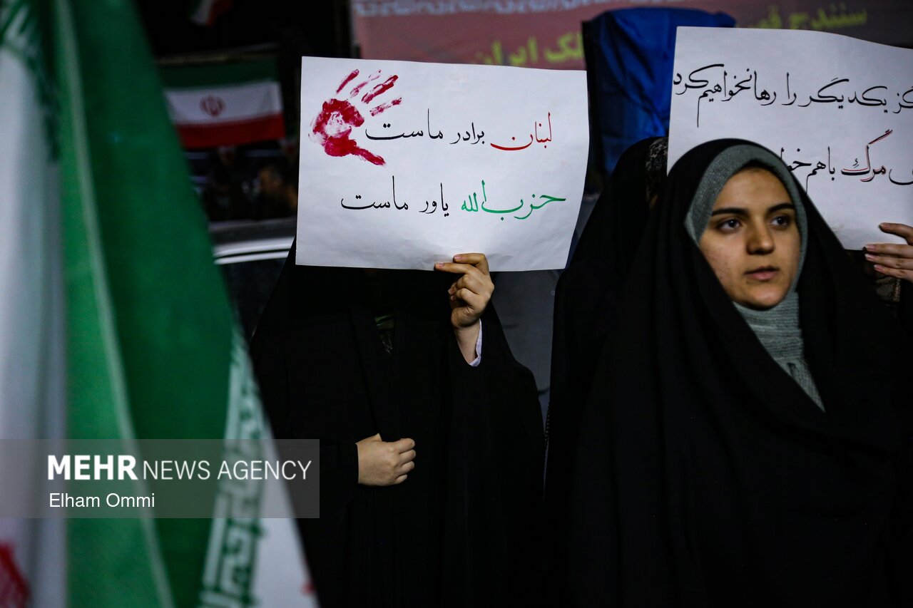 با دست‌نوشته‌های همدردی با فلسطین و لبنان به تجمعات امشب بیایید