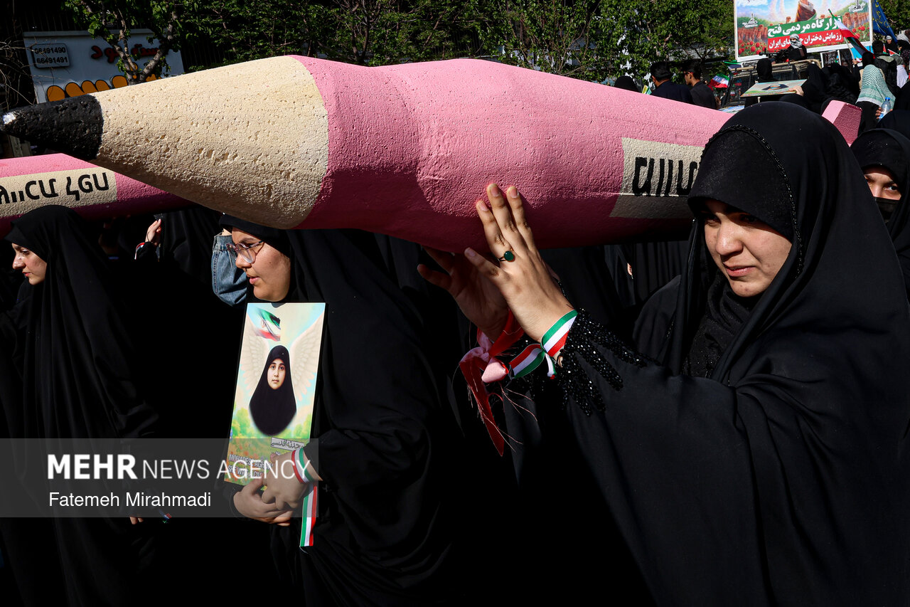 اجتماع "البنات الفدائيات لايران"