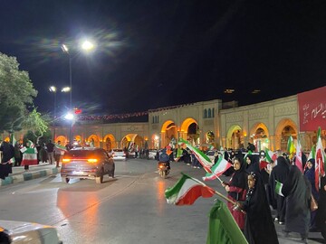 تداوم اجتماع شبانه مردم در میدان شهدا کرمان
