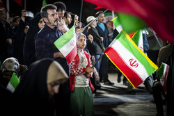 ادامه قرارهای شبانه مردم ایلام در میدان ۲۲ بهمن