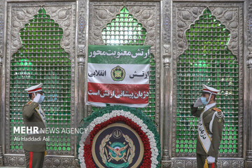 Army commanders renew allegiance with late Imam Khomeini (RA)