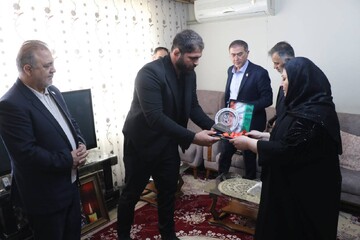 اهدای مدال نقره ارتش‌های جهان به خانواده شهدای جنگ رمضان در تبریز