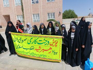 مدارس بهاباد پای انقلاب و محیط‌زیست با اجرای پویش «نهال امید»